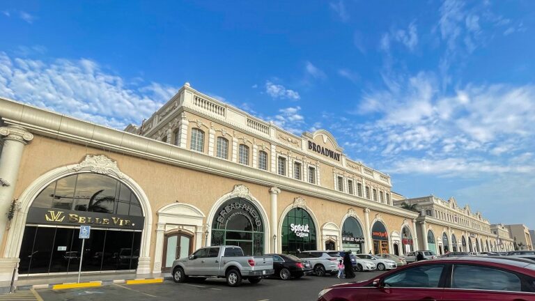 مركز برودواي هو وجهة مميزة للتجارة ونمط الحياة