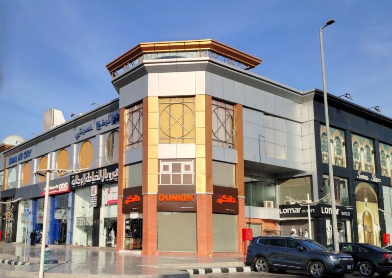 مجموعة متنوعة من محلات الطعام والأزياء والترفيه